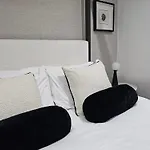 Chatsworth Retreat Sleeps 7 펜션 *