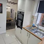 Chatsworth Retreat Sleeps 7 펜션 *
