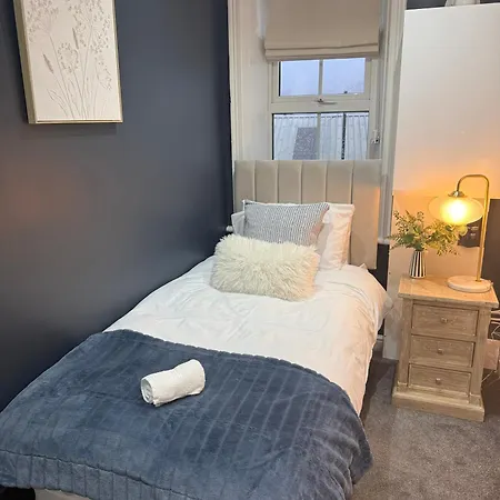 Chatsworth Retreat Sleeps 7 Holiday home *
