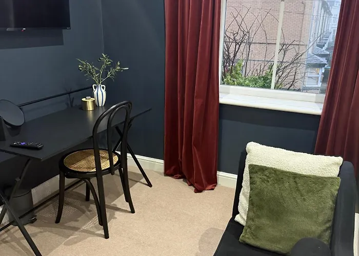 Chatsworth Retreat Sleeps 7 *