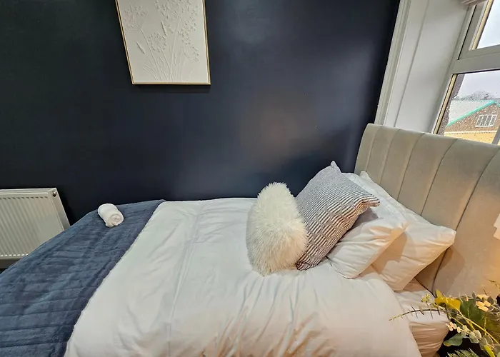 Chatsworth Retreat Sleeps 7 *